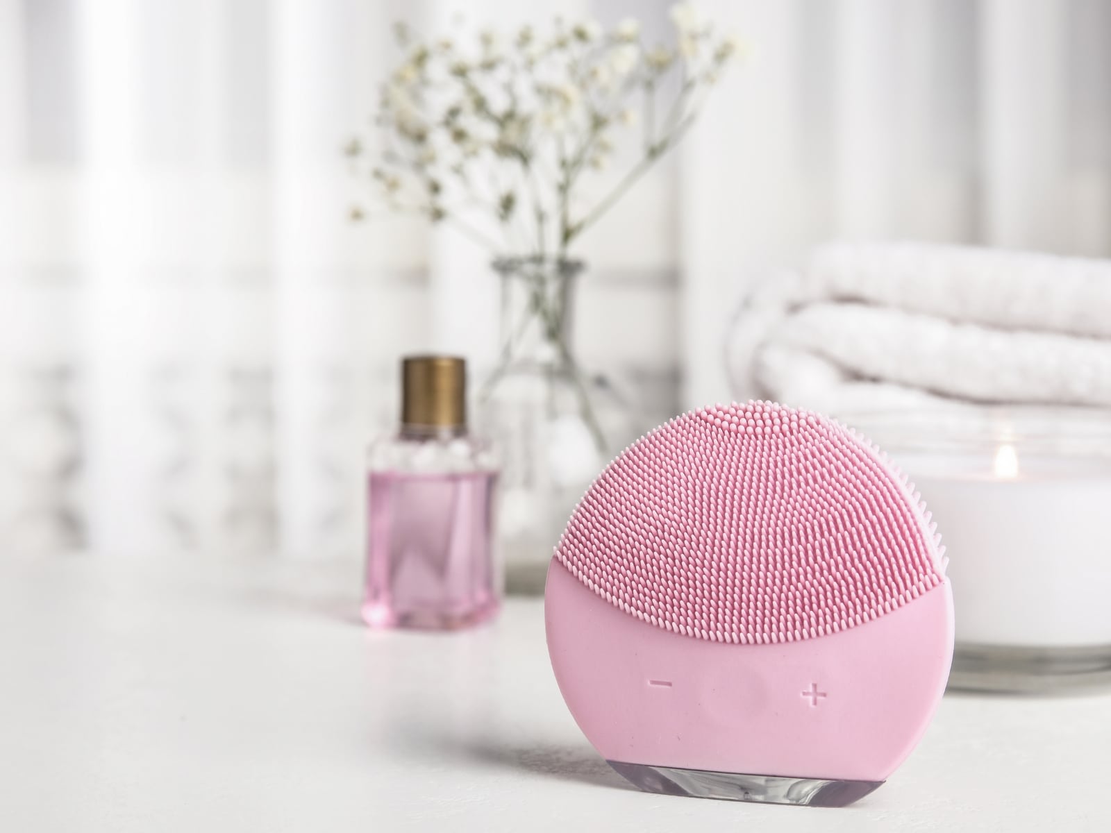 FOREO Luna Mini 2 Review photo of a pink FOREO Luna Mini 2.