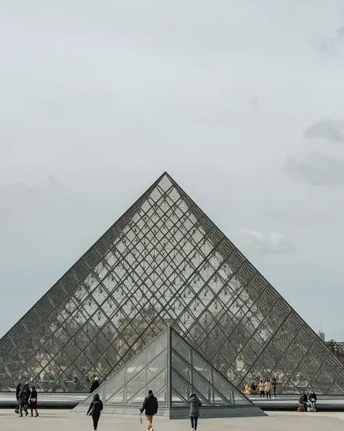 Picture of the louvre in Paris