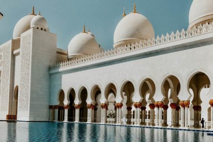 Picture of the Sheik Zayed Mosque a must see from a day trip from Dubai to Abu Dhabi.