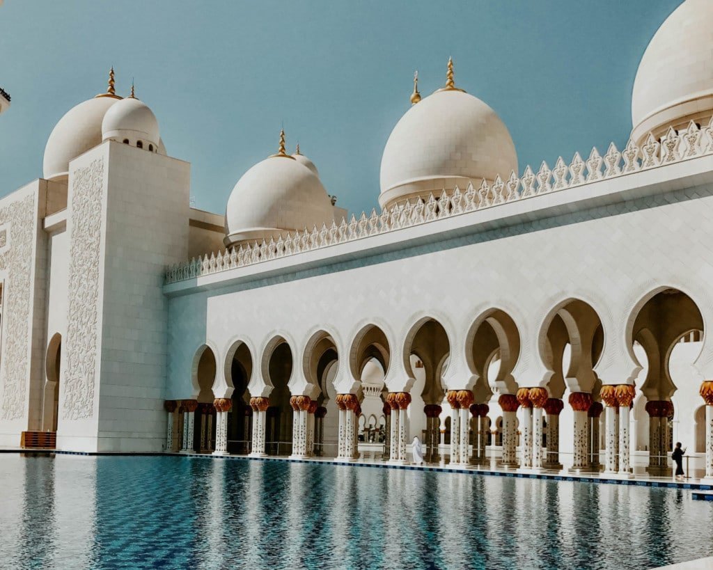 Picture of the Sheik Zayed Mosque a must see from a day trip from Dubai to Abu Dhabi.