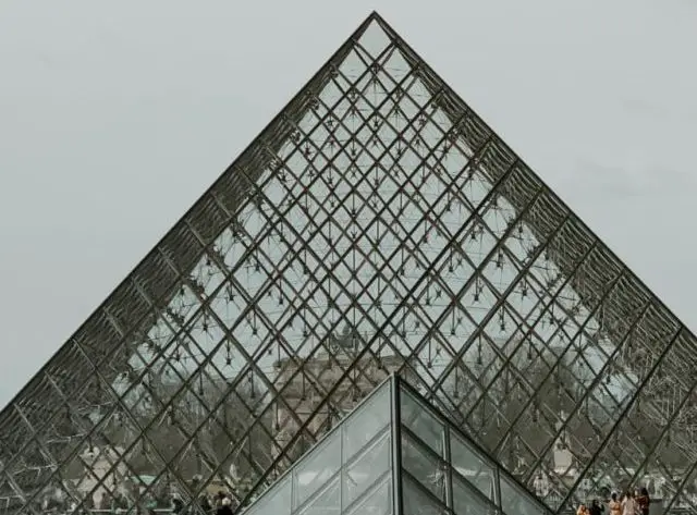Picture of the Louvre what you must see during 24 hours in Paris.