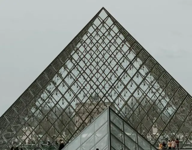 Picture of the Louvre what you must see during 24 hours in Paris.