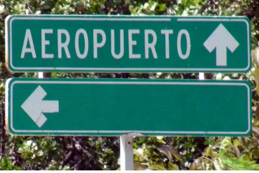 Road sign that says airport in Spanish