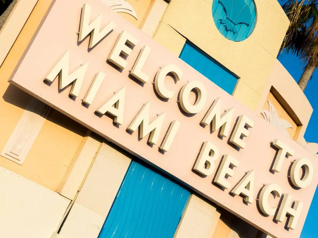 Miami packing list for the beach photo. Welcome to Miami Beach sign. 