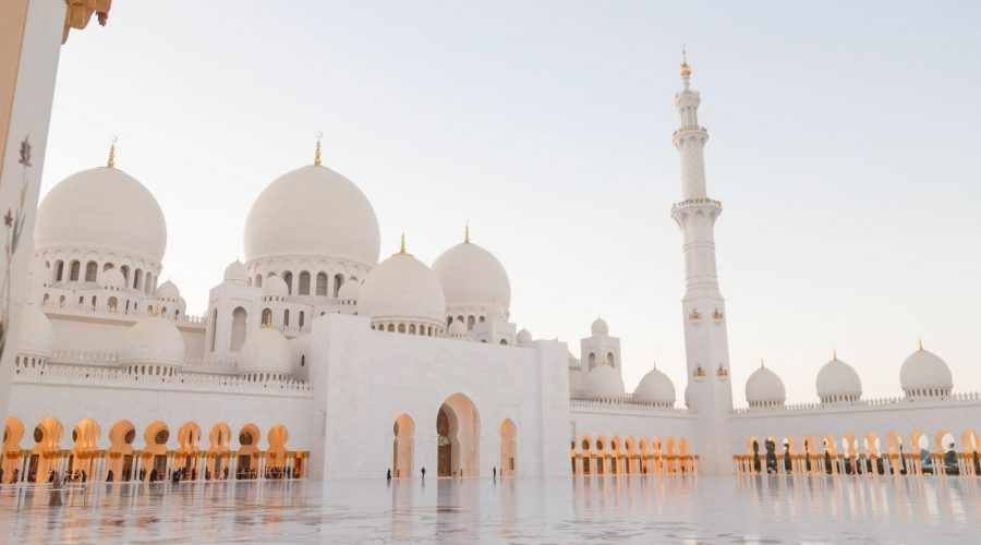 Dress code in Abu Dhabi photo of the Sheik Zayed Grand Mosque in Abu Dhabi.