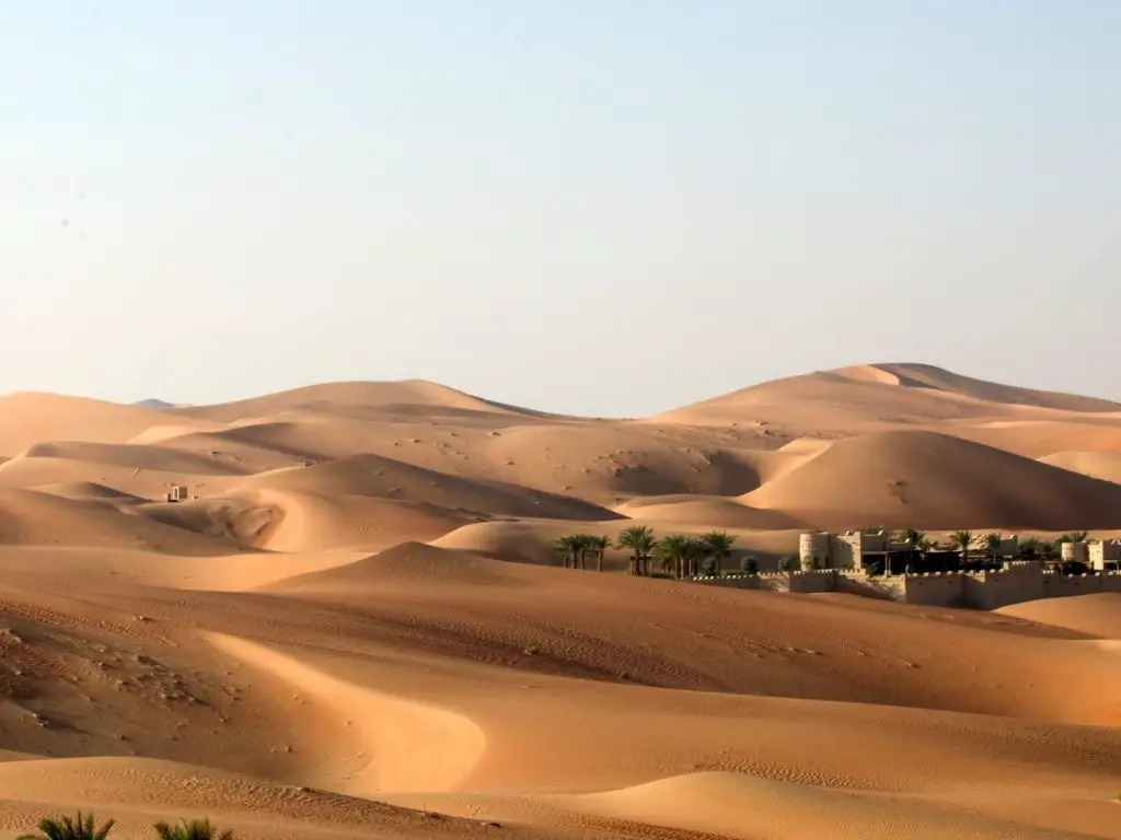Dress code in Abu Dhabi photo of the desert. 
