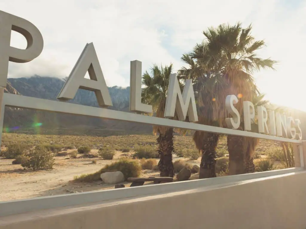 California Instagram captions photo of the Palm Springs sign. 
